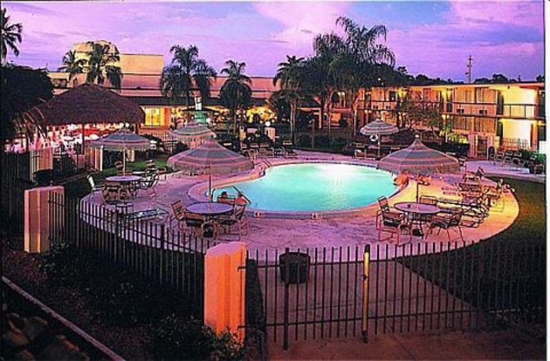 Clarion Hotel Fort Myers Buitenkant foto
